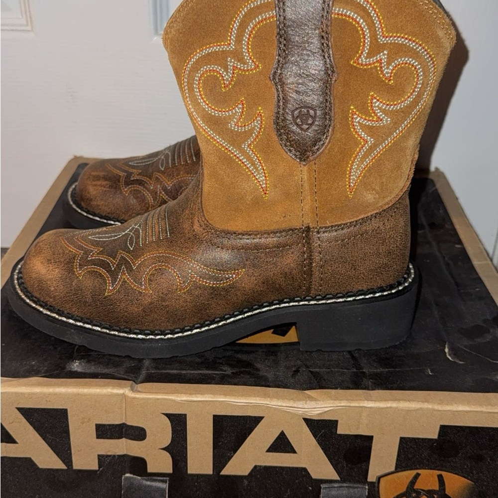 Ariat Tan and Brown Boots
Medium width Worn once
Box is a little beat up